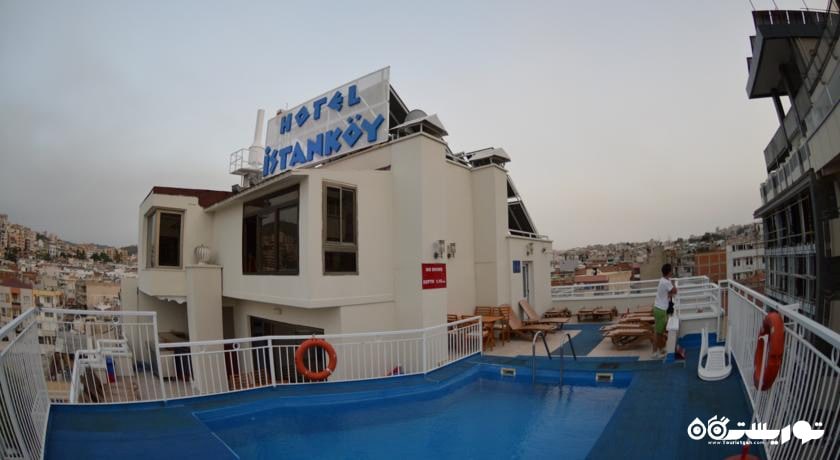 نمای استخر روباز هتل